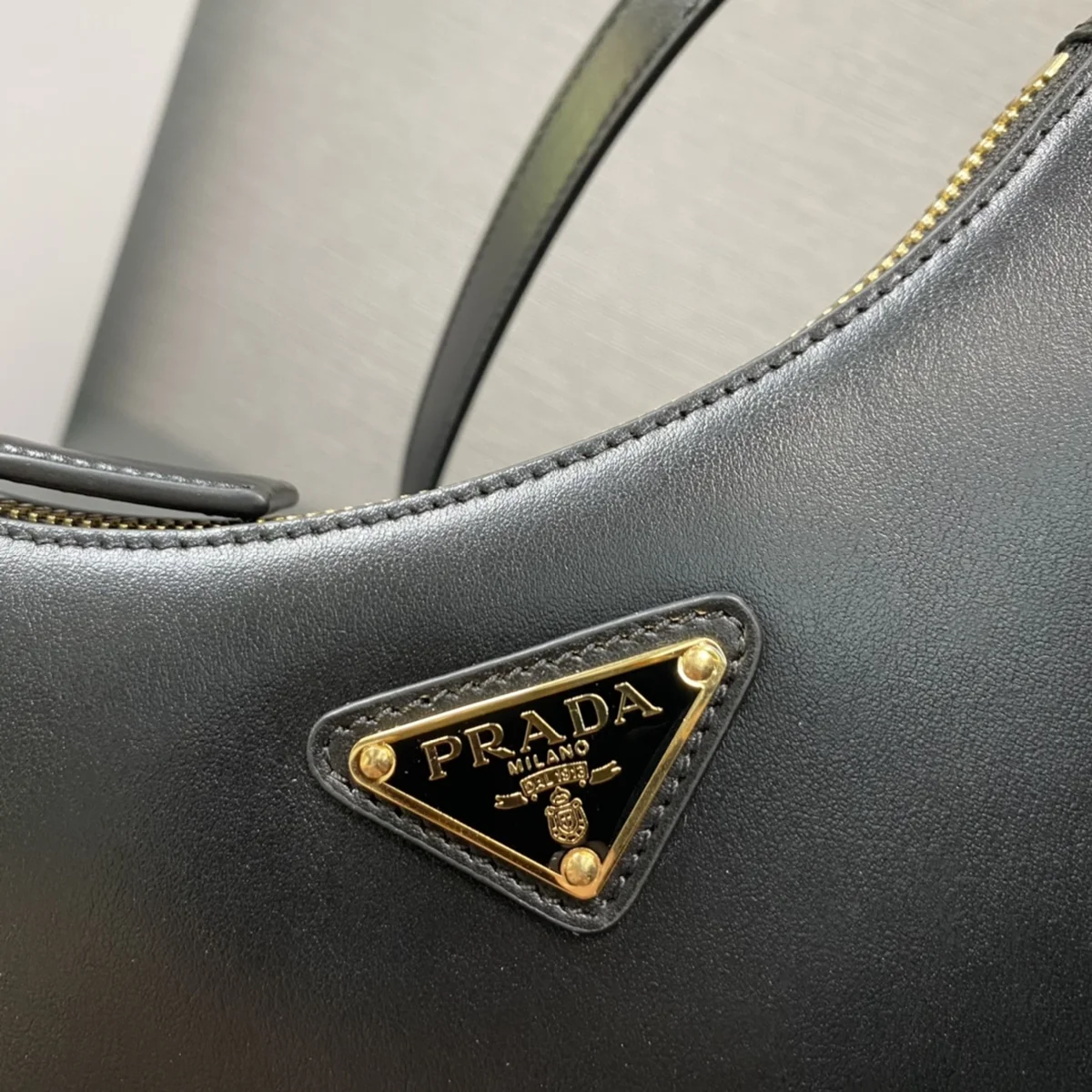 高仿包批發Prada Mini 1BC199 PM黑色皮革單肩包包正品級別-貨到付款