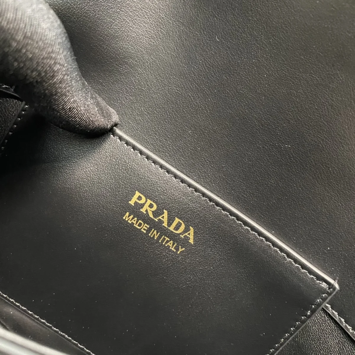 高仿包代購Prada Classic 1BD365 PM黑色皮革單肩包包正品級別-貨到付款