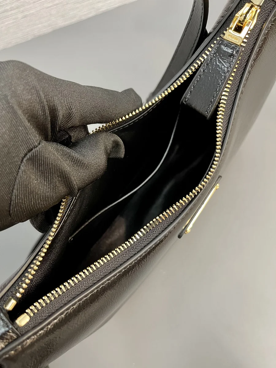 高仿名牌包Prada Classic 1BC194 PM黑色皮革肩背包包正品級別-貨到付款