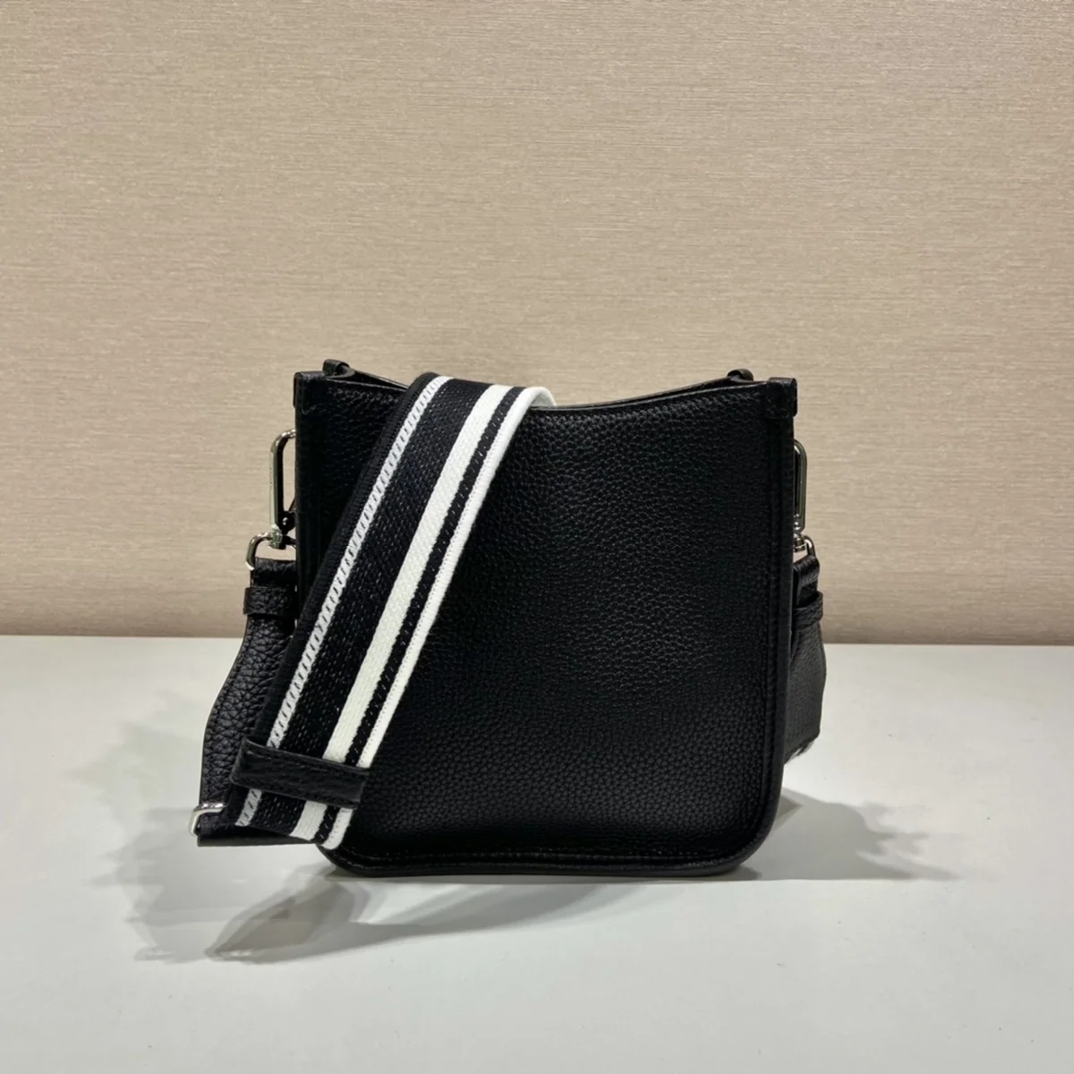 高仿包直銷Prada Mini 1BH191 PM黑色皮革單肩包包正品級別-貨到付款