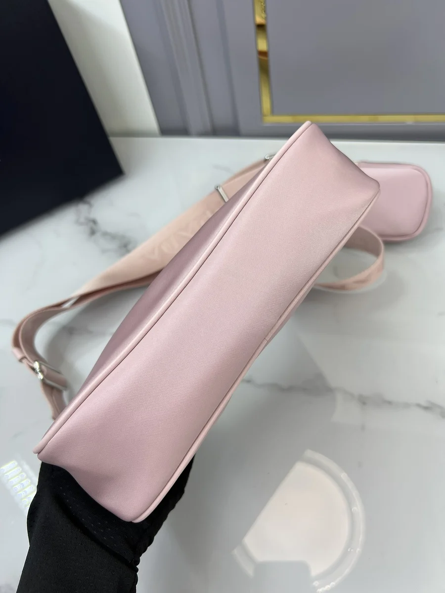 高仿奢侈品包Prada Re-Edition 1BH204 MM粉色皮革肩背包包正品級別-貨到付款