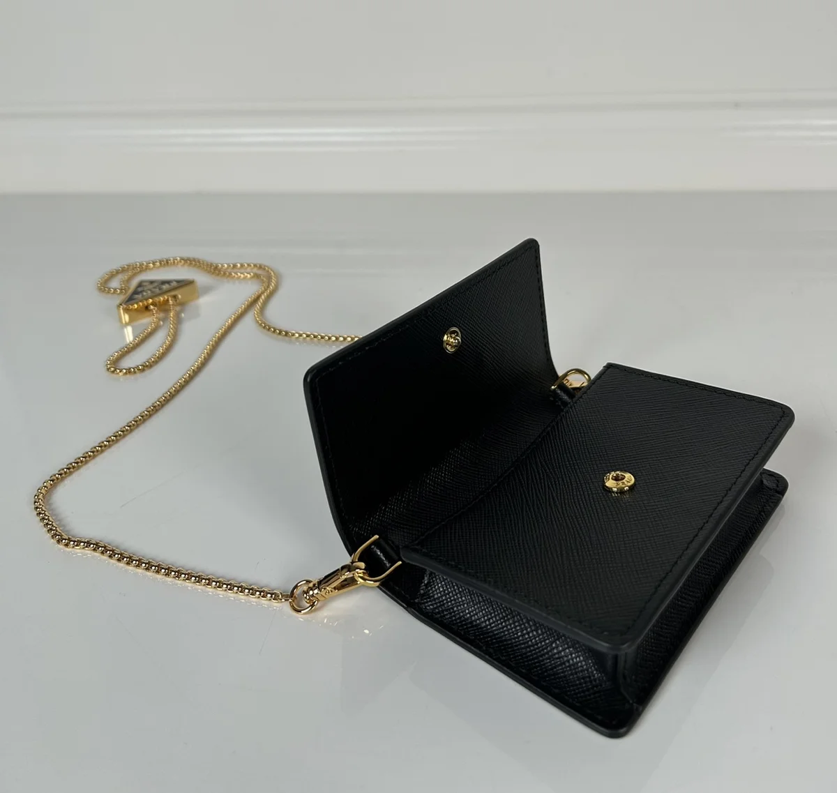 高仿奢侈品包Prada Essentials 1MR034 PM黑色皮革卡片包包正品級別-貨到付款