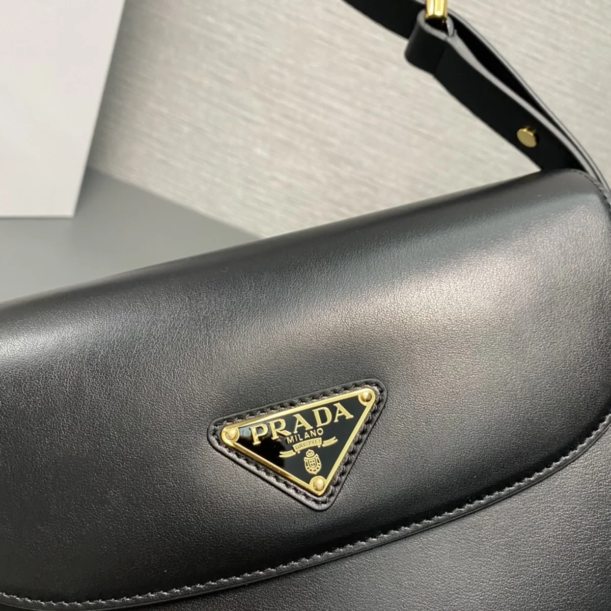 高仿包代購Prada Classic 1BD365 PM黑色皮革單肩包包正品級別-貨到付款
