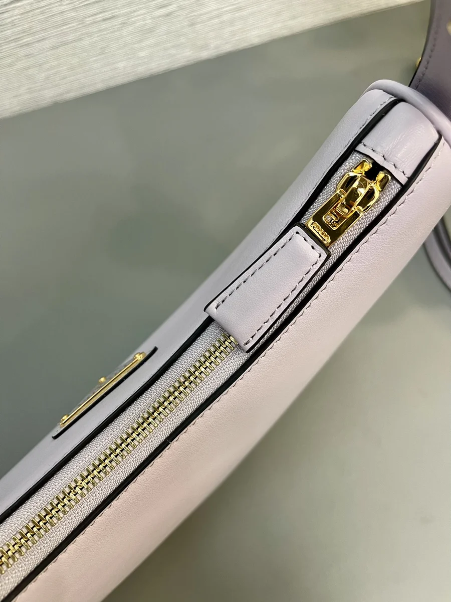 高仿包包Prada Curve 1BC194 PM黑色皮革單肩包包正品級別-貨到付款