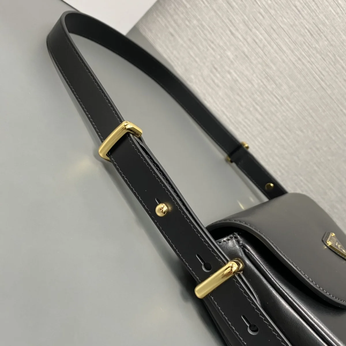 高仿包代購Prada Classic 1BD365 PM黑色皮革單肩包包正品級別-貨到付款