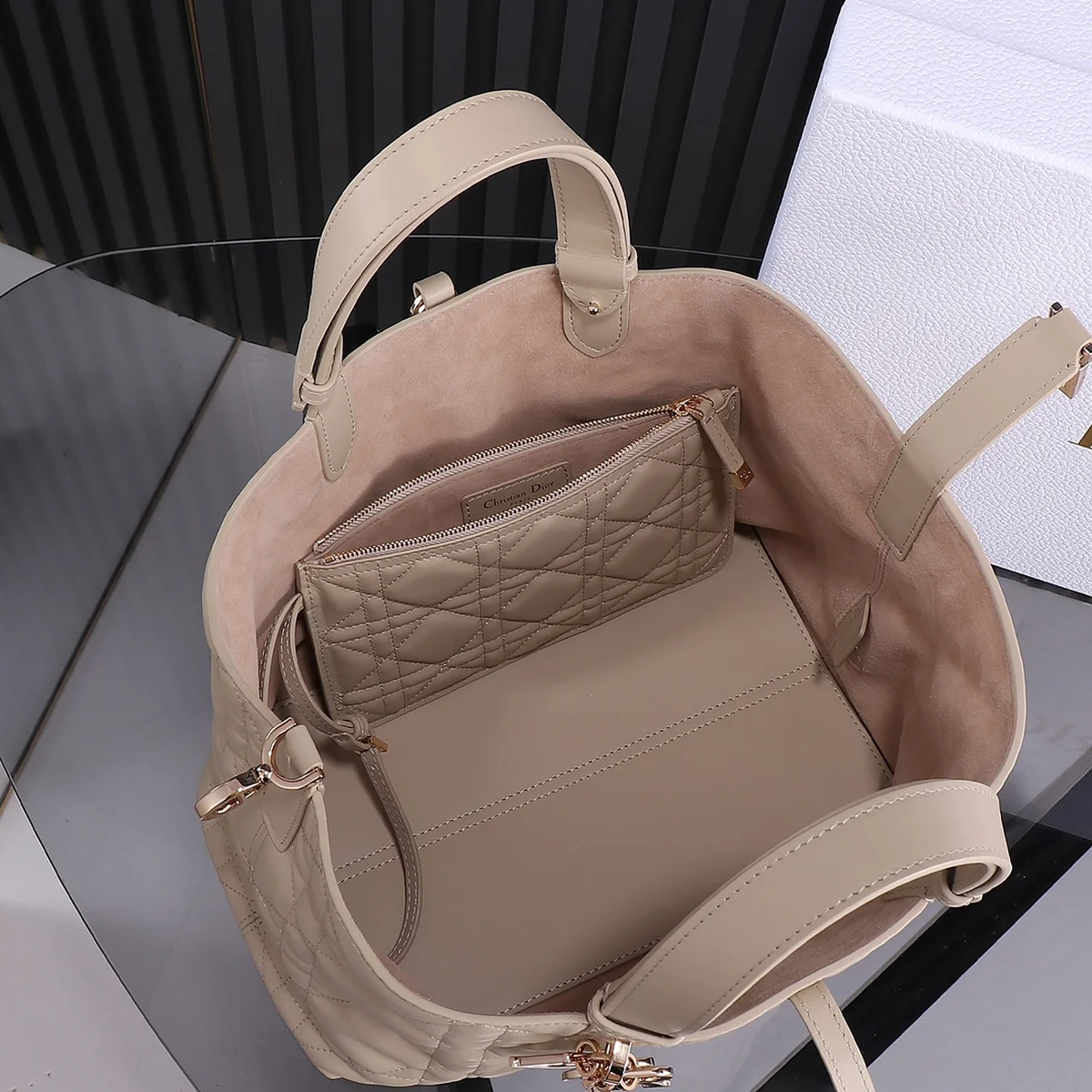 高仿奢侈品包Dior Toujours 象牙色 小牛皮托特包包MM-M2821正品級別-貨到付款