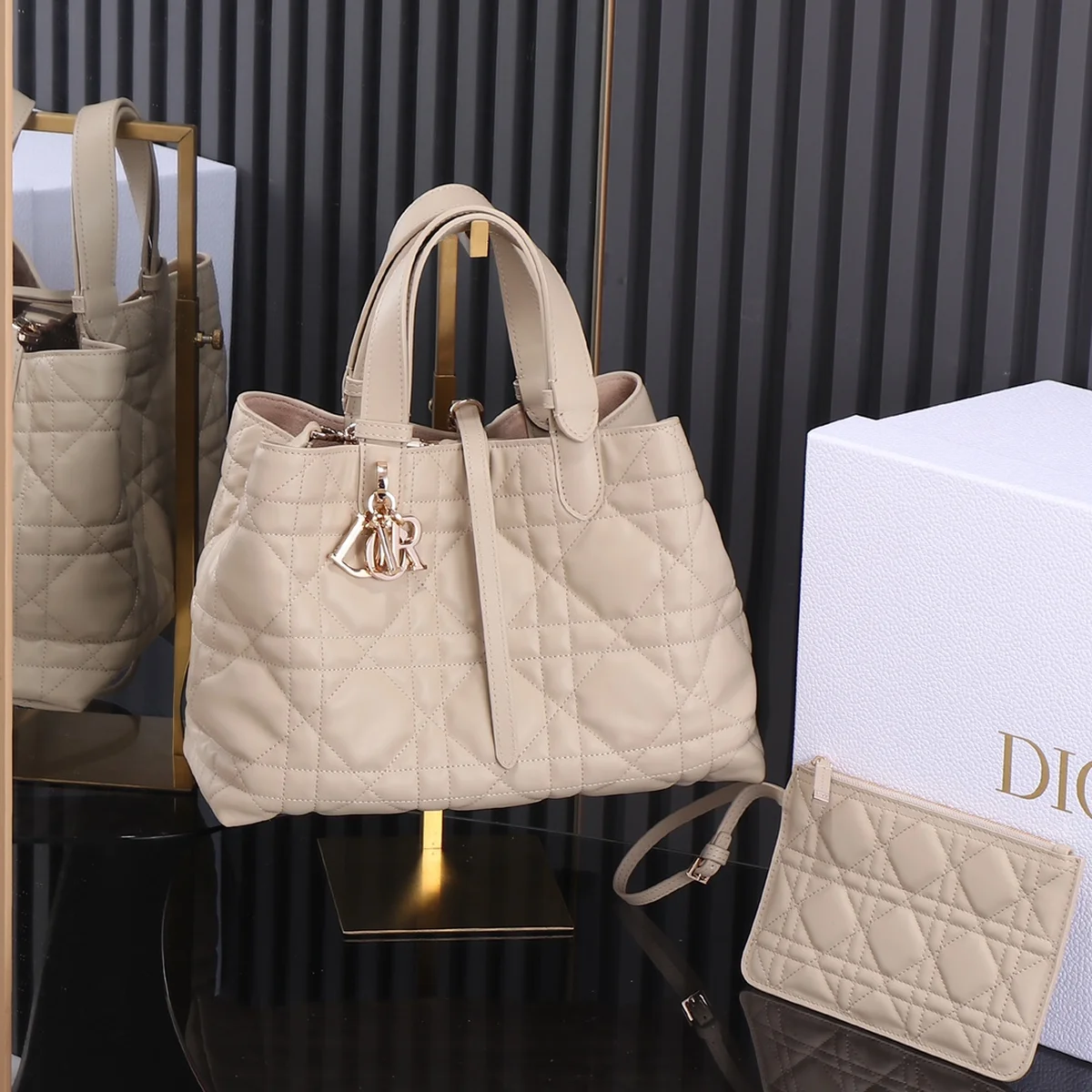 高仿奢侈品包Dior Toujours 象牙色 小牛皮托特包包MM-M2821正品級別-貨到付款
