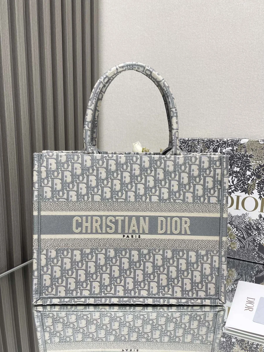 高仿奢侈品包Dior BookTote 米白色和灰色Dior Oblique 刺繡托特包-M1296正品級別-貨到付款