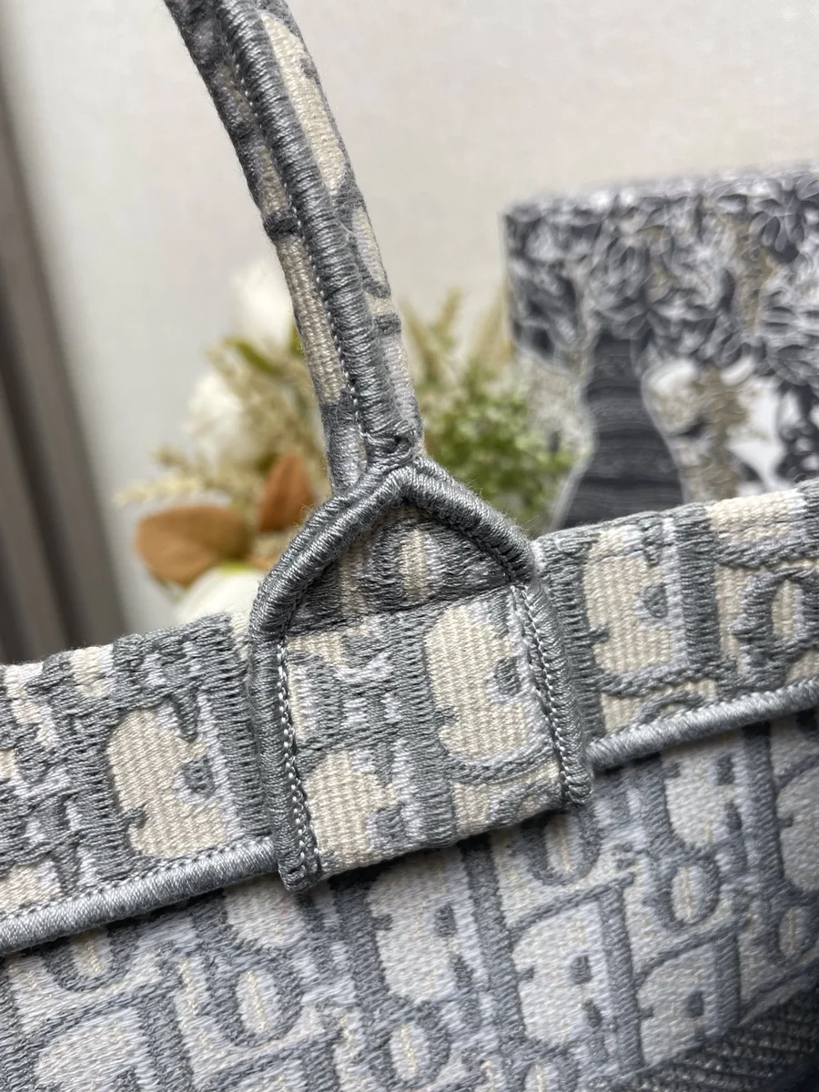 高仿奢侈品包Dior BookTote 米白色和灰色Dior Oblique 刺繡托特包-M1296正品級別-貨到付款