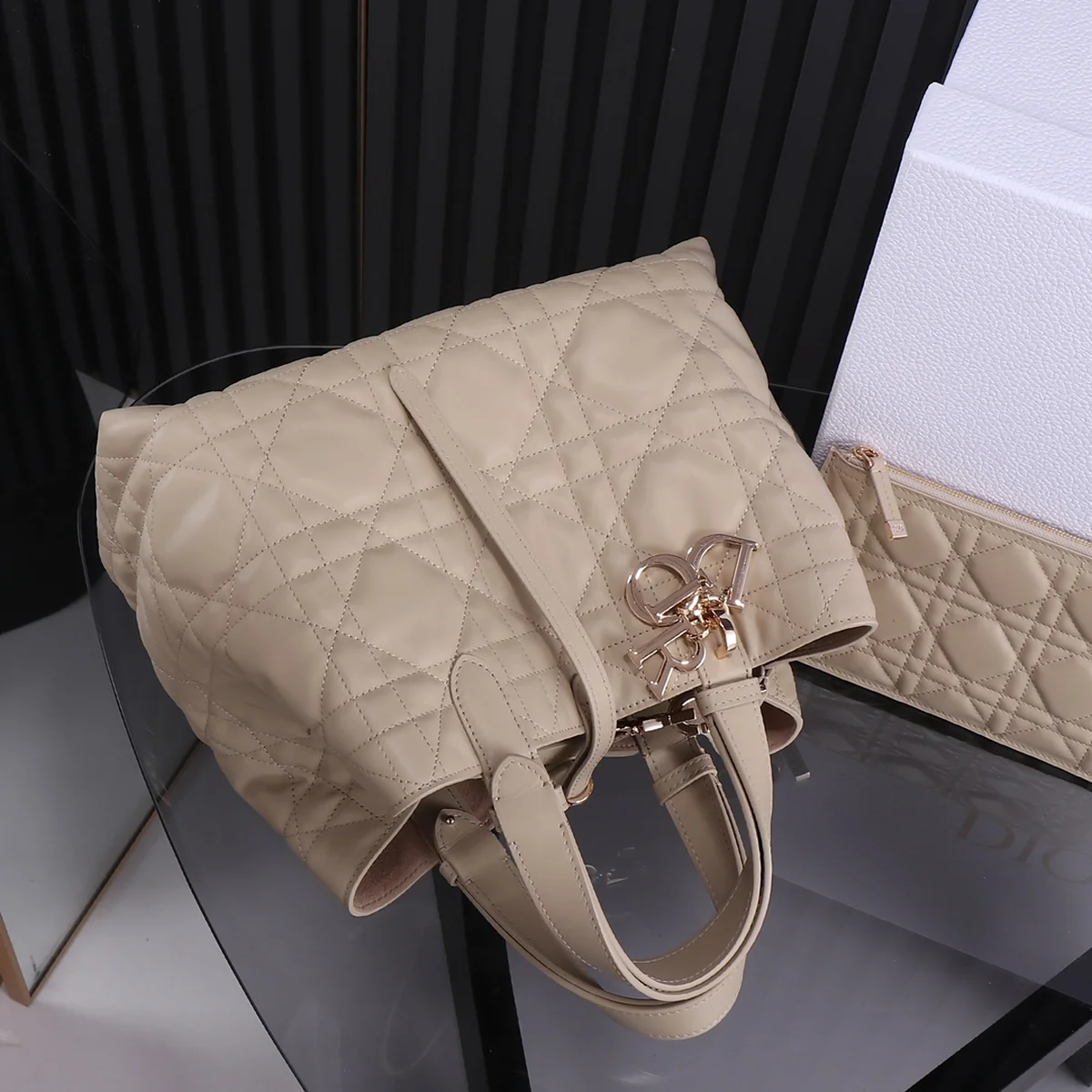 高仿奢侈品包Dior Toujours 象牙色 小牛皮托特包包MM-M2821正品級別-貨到付款