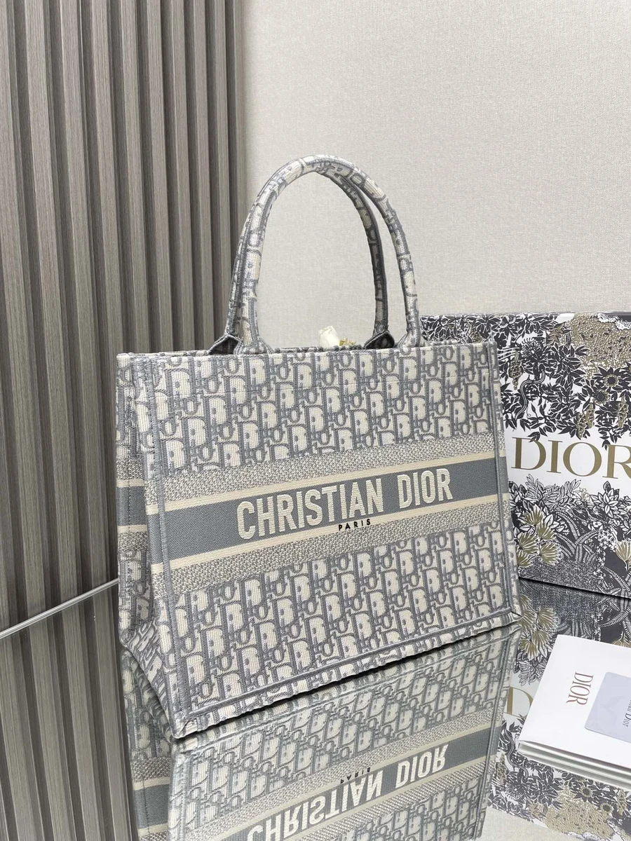 高仿奢侈品包Dior BookTote 米白色和灰色Dior Oblique 刺繡托特包-M1296正品級別-貨到付款