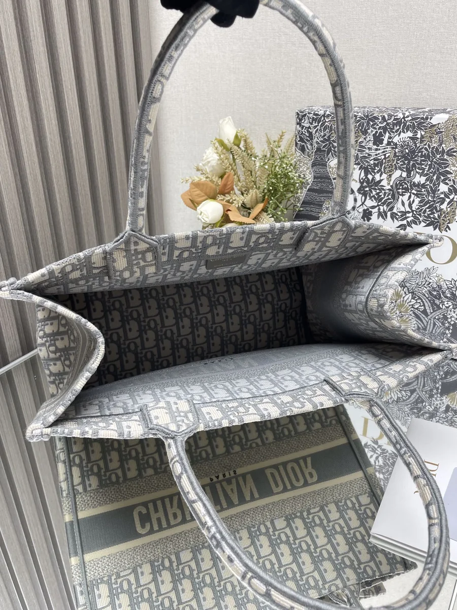 高仿奢侈品包Dior BookTote 米白色和灰色Dior Oblique 刺繡托特包-M1296正品級別-貨到付款