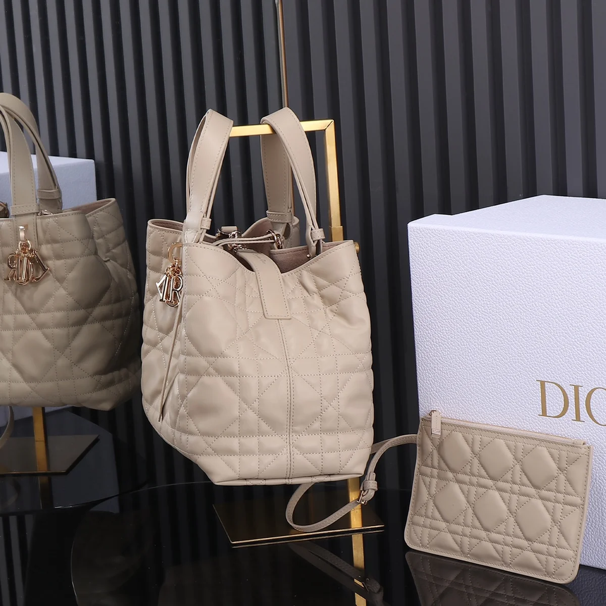 高仿奢侈品包Dior Toujours 象牙色 小牛皮托特包包MM-M2821正品級別-貨到付款