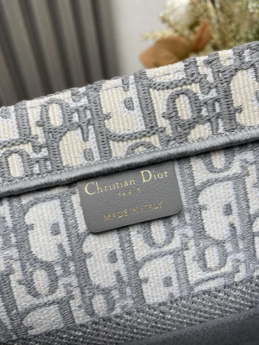 高仿奢侈品包Dior BookTote 米白色和灰色Dior Oblique 刺繡托特包-M1296正品級別-貨到付款