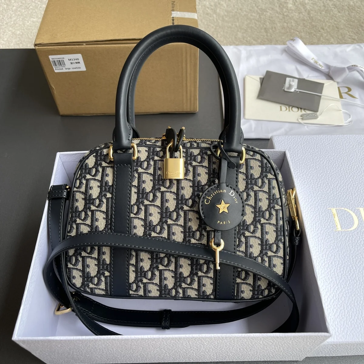 高仿名牌包Dior D-Vibe 藍色 皮革斜挎包MM-M1340正品級別-貨到付款
