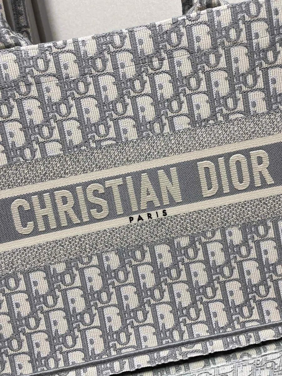 高仿奢侈品包Dior BookTote 米白色和灰色Dior Oblique 刺繡托特包-M1296正品級別-貨到付款