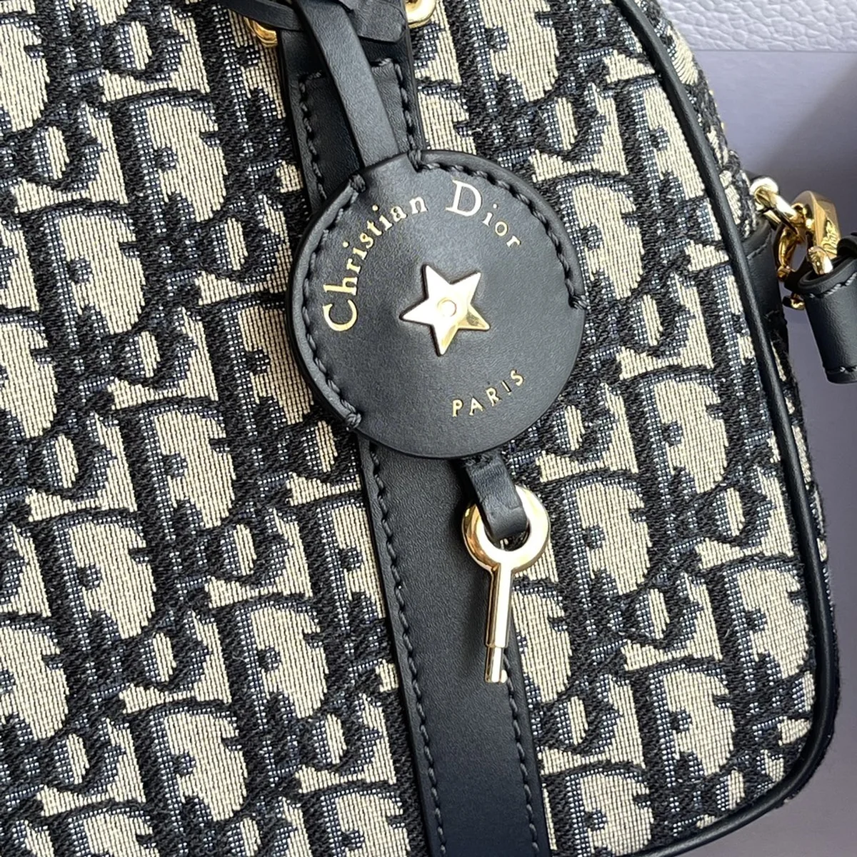 高仿名牌包Dior D-Vibe 藍色 皮革斜挎包MM-M1340正品級別-貨到付款