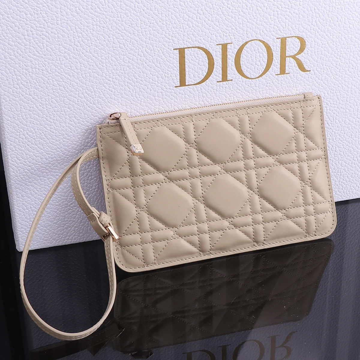 高仿奢侈品包Dior Toujours 象牙色 小牛皮托特包包MM-M2821正品級別-貨到付款
