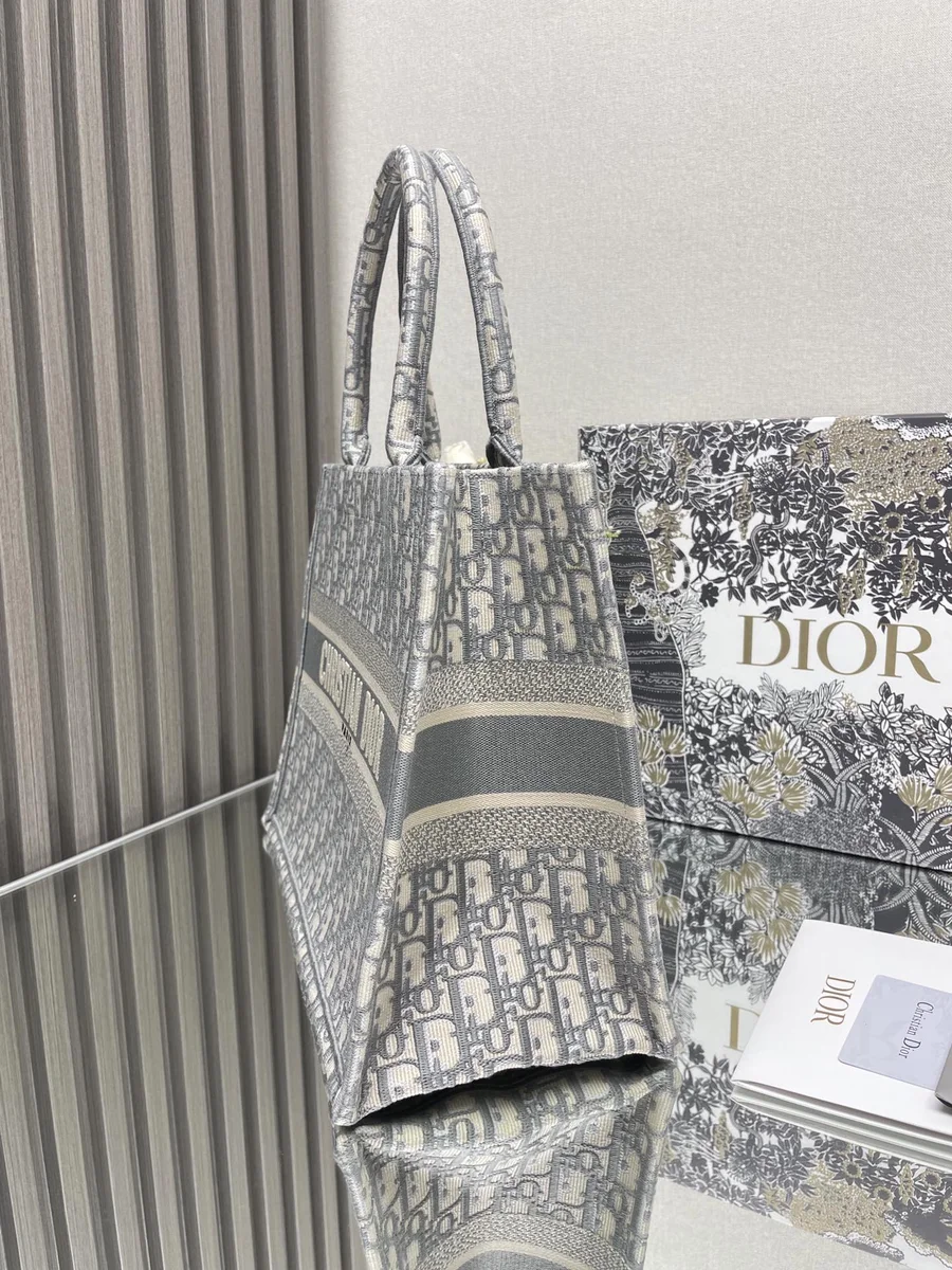 高仿奢侈品包Dior BookTote 米白色和灰色Dior Oblique 刺繡托特包-M1296正品級別-貨到付款